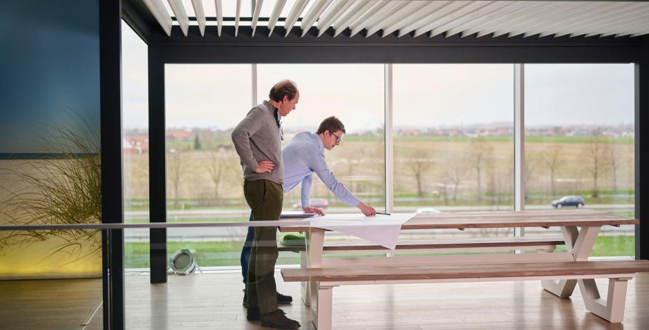 Tom van mact geeft uitleg aan tafel bij Prostor
